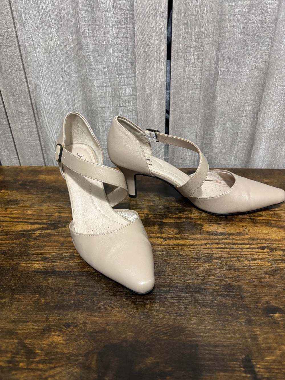 Life Stride Heels 9.5 Wide Nude Tan